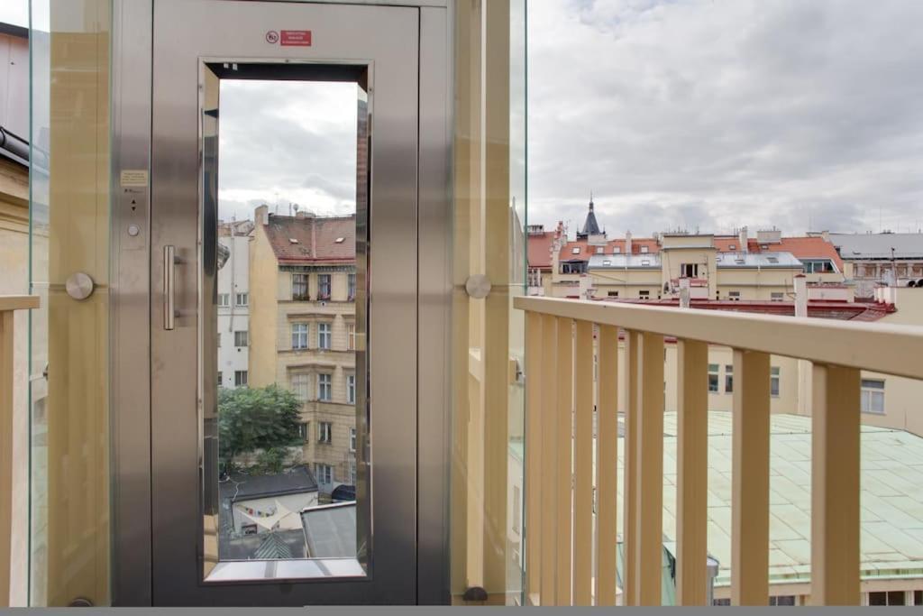 Unique City Centre Duplex, Castle View, Roof Top Terrace * Prague